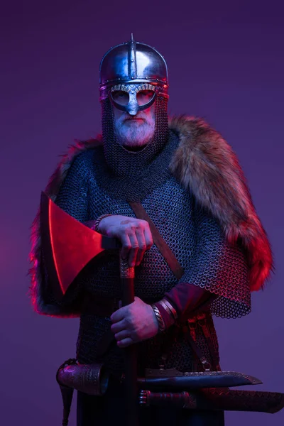 Oudere ridder in noordelijke stijl met enorme bijl — Stockfoto