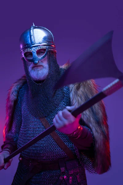 Estúdio tiro de ancião viking em roupas blindadas — Fotografia de Stock