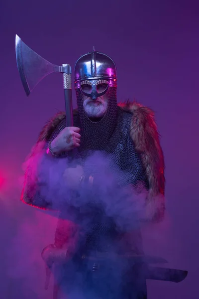 Cyberpunk ancião viking com machado na fumaça — Fotografia de Stock