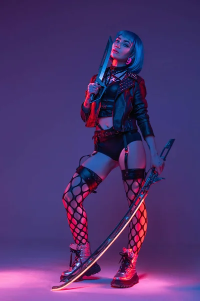 단검 과 칼을 들고 있는 용감 한 사이버 펑크 여성 — 스톡 사진