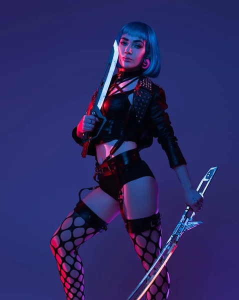 Mulher cyberpunk elegância com punhal e espada — Fotografia de Stock