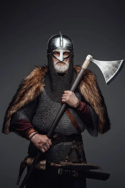 Viejo guerrero del norte con hacha y correo — Foto de Stock