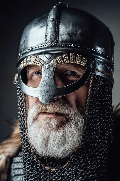 Retrato de close-up do velho viking vestido em correio e capacete — Fotografia de Stock