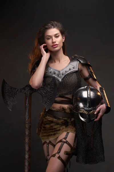 Estúdio tiro de mulher selvagem viking segurando machado — Fotografia de Stock