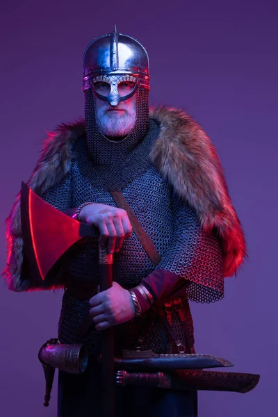 Oudere ridder in noordelijke stijl met enorme bijl — Stockfoto