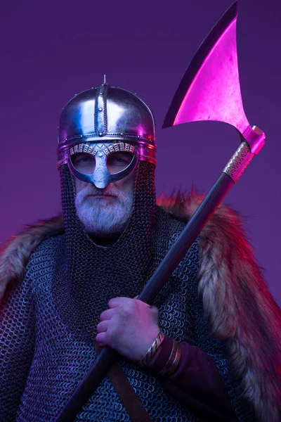 Vooraanzicht studio opname van oude viking krijger — Stockfoto