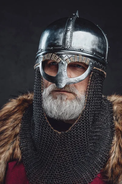 Tiro de cabeça do cavaleiro medieval mais velho usando capacete — Fotografia de Stock