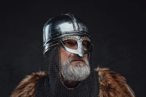 Studio shot van oudere kruisvaarder met stalen helm — Stockfoto