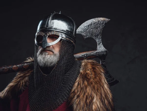 Alter Ritter mit Pelz und Helm, der die Axt hält — Stockfoto