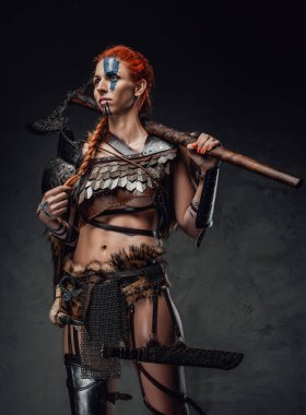 Zırhlı vahşi İskandinav kadın elinde baltayla arka planda