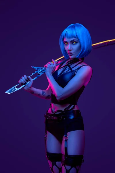 Mulher cyberpunk combativa com espada dentro de estúdio — Fotografia de Stock