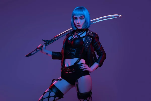 Stüdyoda kılıcı olan çekici siber punk kadın. — Stok fotoğraf