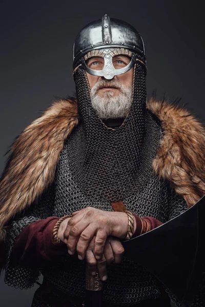 Oude man viking gekleed in post en bont — Stockfoto