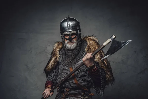 Студійний знімок старовинного вікінга з сокирою — стокове фото