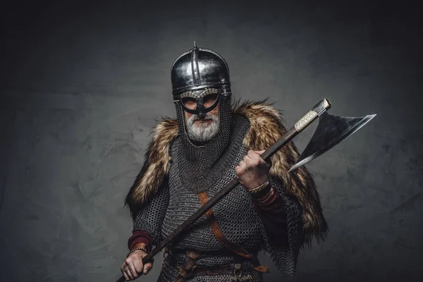 Studio záběr starožitného stáří Viking se sekerou — Stock fotografie