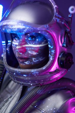 Parlak odadaki uzay kadınının stüdyo portresi