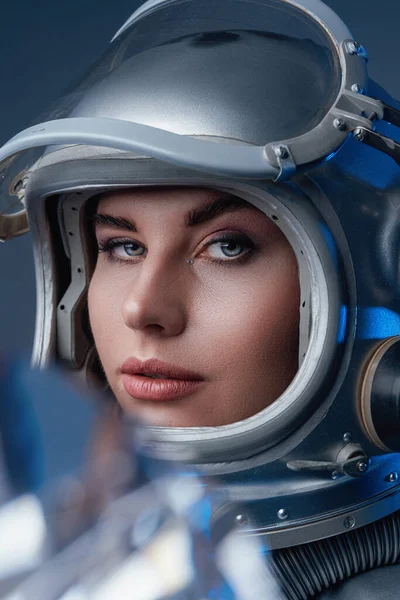 Vrouwelijke moderne kosmonaut in ruimtepak en helm — Stockfoto