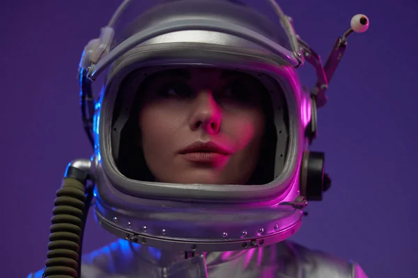 Kvinna kosmonaut i silver kostym med hjälm — Stockfoto