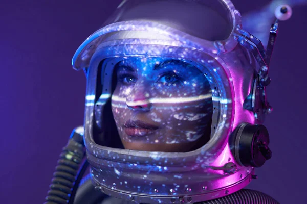 Retrato de astronauta femenina en estudio con iluminación —  Fotos de Stock