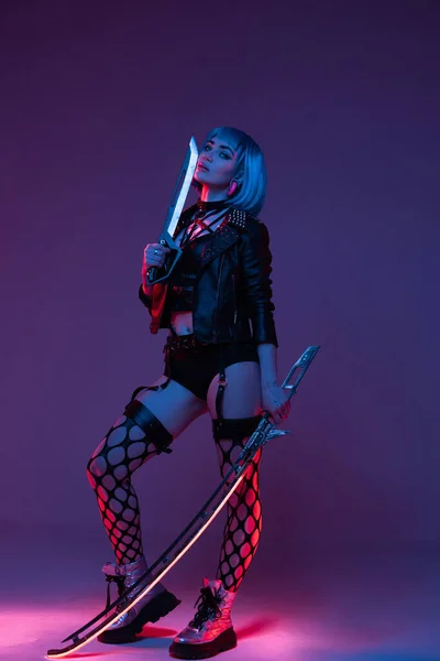 Menina estilo urbano Cyberpunk com espada e punhal — Fotografia de Stock