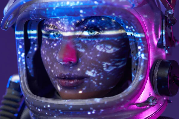Retrato de astronauta feminina em estúdio com iluminação — Fotografia de Stock