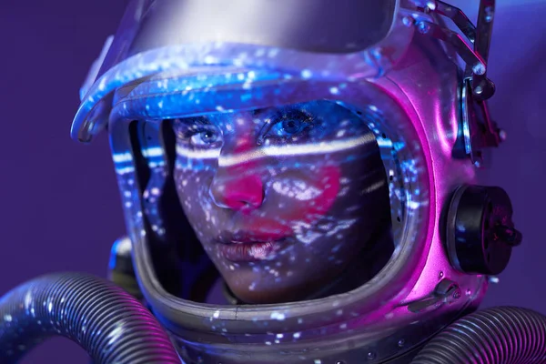 Studio porträtt av rymdkvinna i glänsande rum — Stockfoto