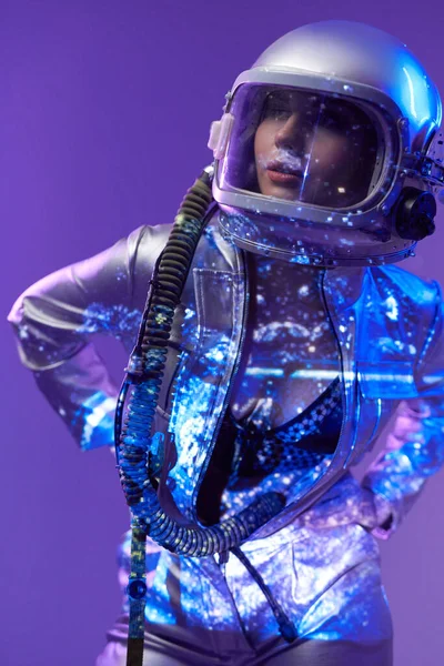 Naken kosmisk kvinna i silverkostym och hjälm — Stockfoto