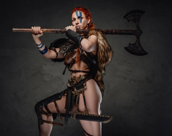 Sexy e muscular mulher viking segurando um machado em seu ombro — Fotografia de Stock