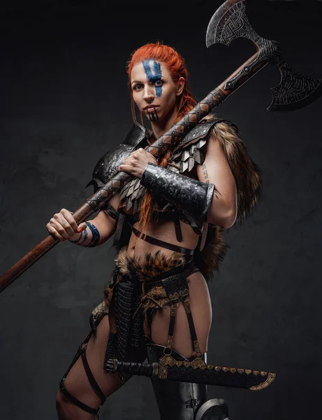 Proud and strong woman viking holding an axe in dark background — Stock Photo, Image