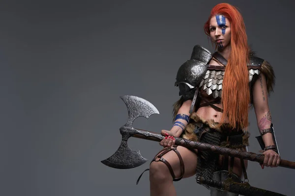 勇敢で強力な女性vikingとともに斧ポーズで灰色の背景 — ストック写真