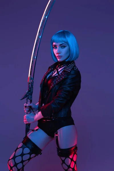 Cyberpunk combattant femme avec épée studio intérieur — Photo