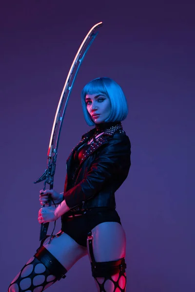 Cyberpunk combattant femme avec épée studio intérieur — Photo