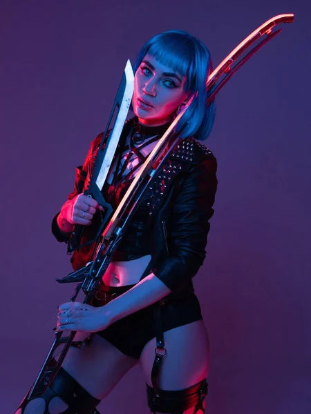 Menina estilo urbano Cyberpunk com espada e punhal — Fotografia de Stock