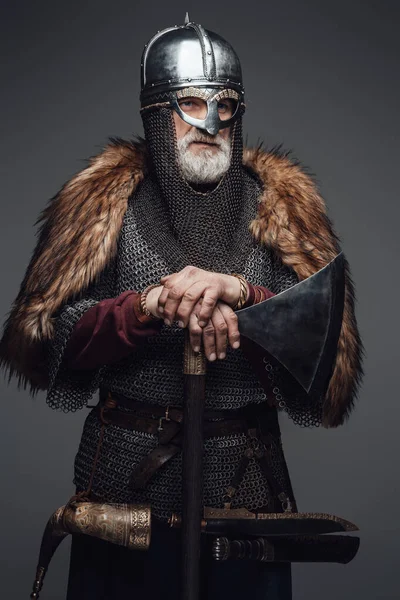 Варварський старий вікінг з шолом хутром і поштою — стокове фото