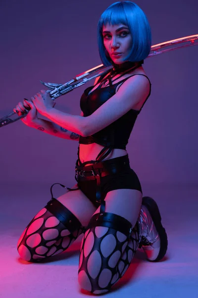 Séduisante cyberpunk femme brandissant longue épée rayonnante — Photo