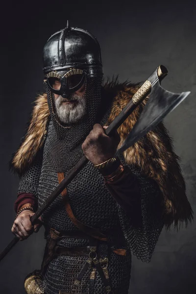 Studio photo de vieillesse antique viking avec hache — Photo