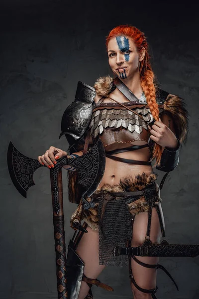 Серьёзная скандинавская воительница с топором и доспехами на тёмном фоне — стоковое фото
