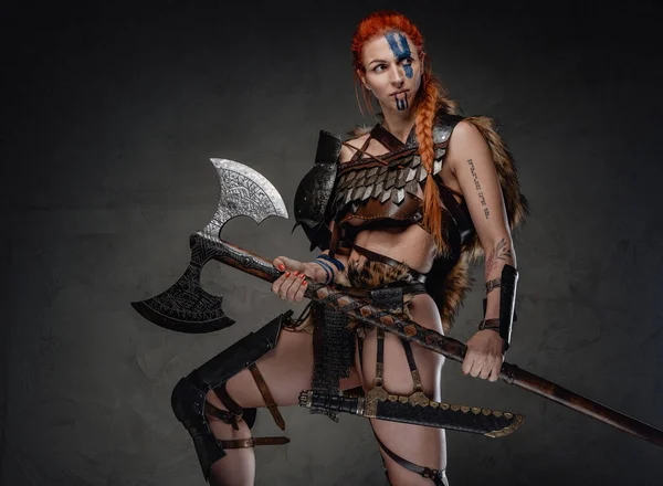 Mulher ruiva forte viking com machado e armadura em fundo escuro — Fotografia de Stock
