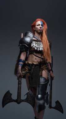 Çift eksenli ve kaslı otantik kızıl Valkyrie.