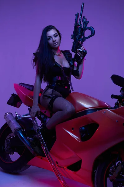 Motociclista donna con spada e fucile — Foto Stock