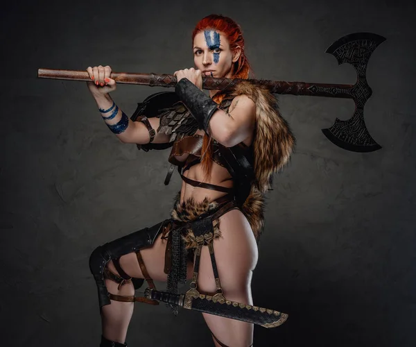 Redhead valkyrie from nord with axe on her shoulder in dark background — Stock Photo, Image