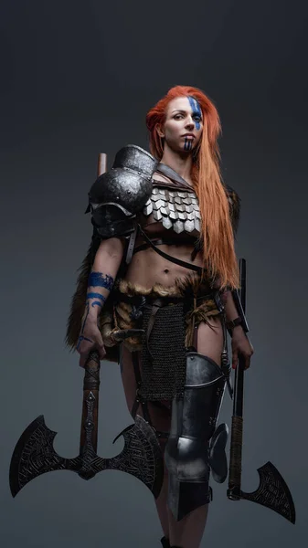 Authentic redhead valkyrie with dual axes and muscular build — Stock Photo, Image