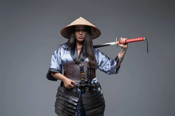 Samurai donna con cappello di bambù e spada — Foto Stock