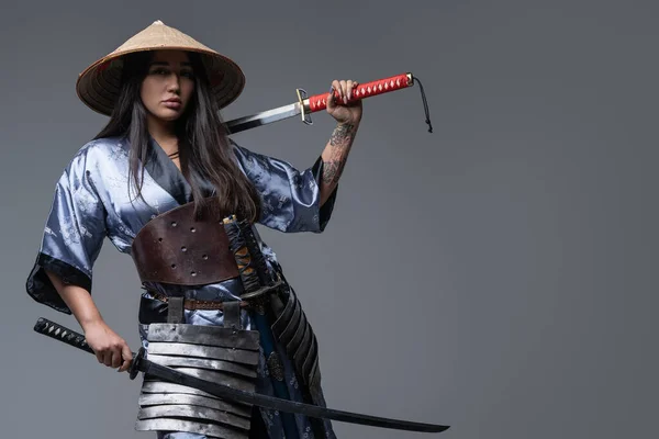 Woman fighter from east holding katana on her shoulder — Stock Photo, Image