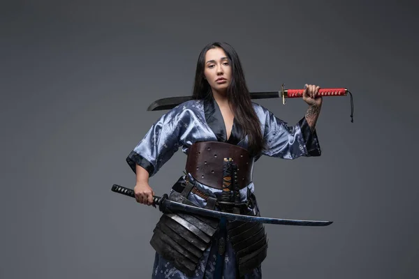 Forntida östra kvinna med katanas och kimono — Stockfoto