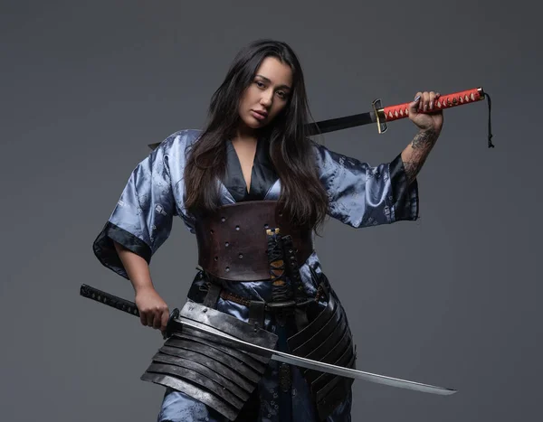 Donna pericolosa samurai posa con spade samurai — Foto Stock