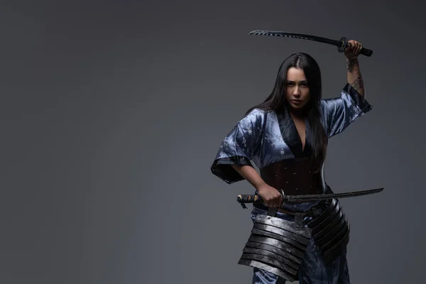 Aggressive Samurai-Frau in Kampfhaltung mit Katanas — Stockfoto