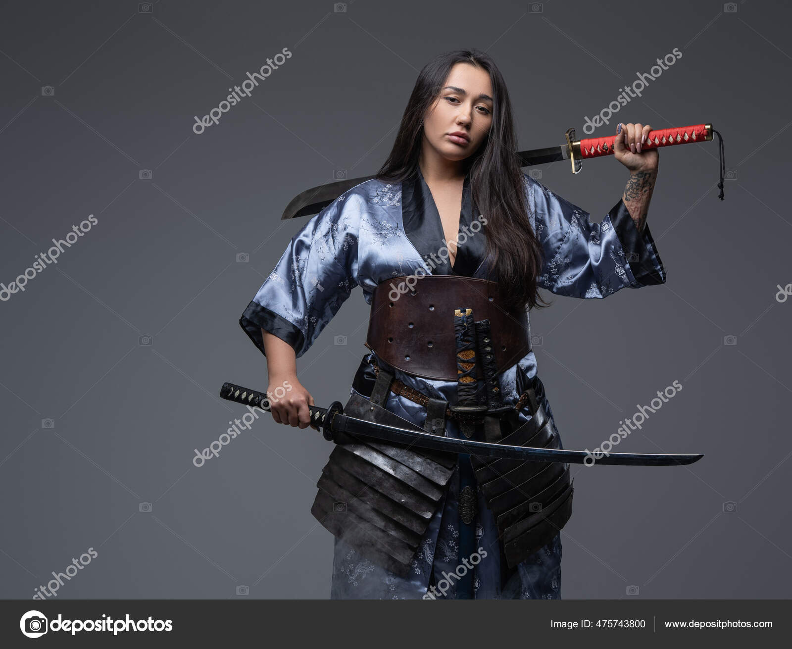 글래디에이터 (2000) 의 의상 디자이너에 따르면, 러셀 크로우는 승리할 때마다 갑옷에 작은 조각상을 추가하는 아이디어를 냈고,  그래서 막시무스가 콜로세움에 들어갈 때마다 갑옷이 바뀌었다고 합니다. 여기 진행 상황을 정리한 imgur 앨범이 있습니다. [스포일러]  :, image size:1600x1311