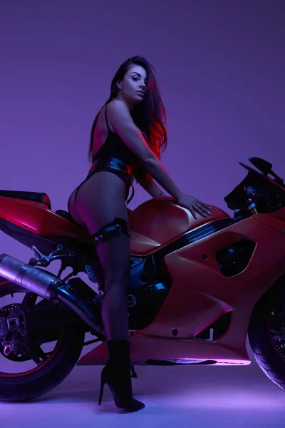 Adulto cyberpunk mulher motorista e sua moto — Fotografia de Stock
