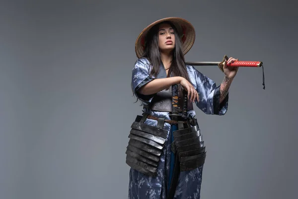 Woman samurai with bamboo hat and sword — Stock Photo, Image